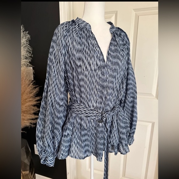 NWT Banana Republic BELTED TIERED BLOUSE Blue Print 
size XL - Picture 4 of 12